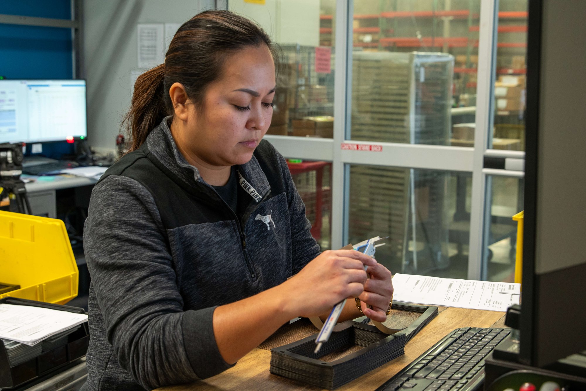 quality-staff-measuring-gasket